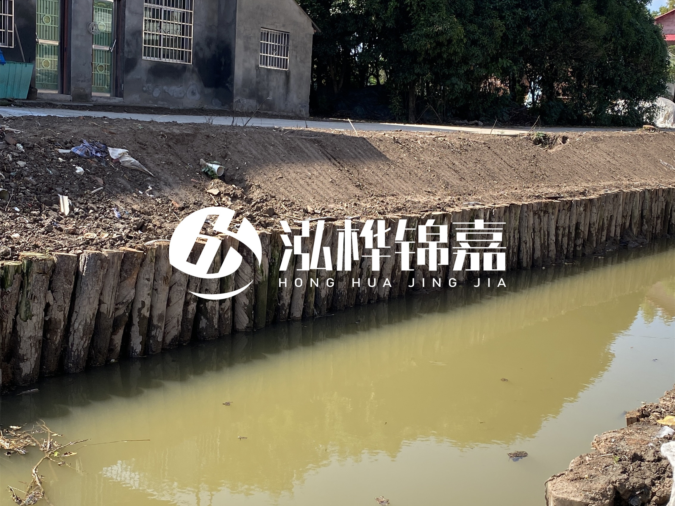 松木樁批發(fā)廠家泓樺錦嘉-圍堰松木樁間距多少能保證穩(wěn)定性？